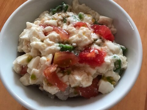 トマトとオクラのさっぱり豆腐丼